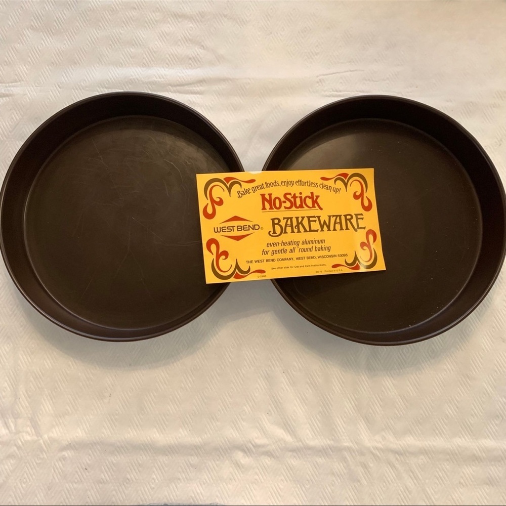 2 VTG West Bend Aluminum Cake Pie Baking Round Pans Non-Stick 9.5” Bakeware USA